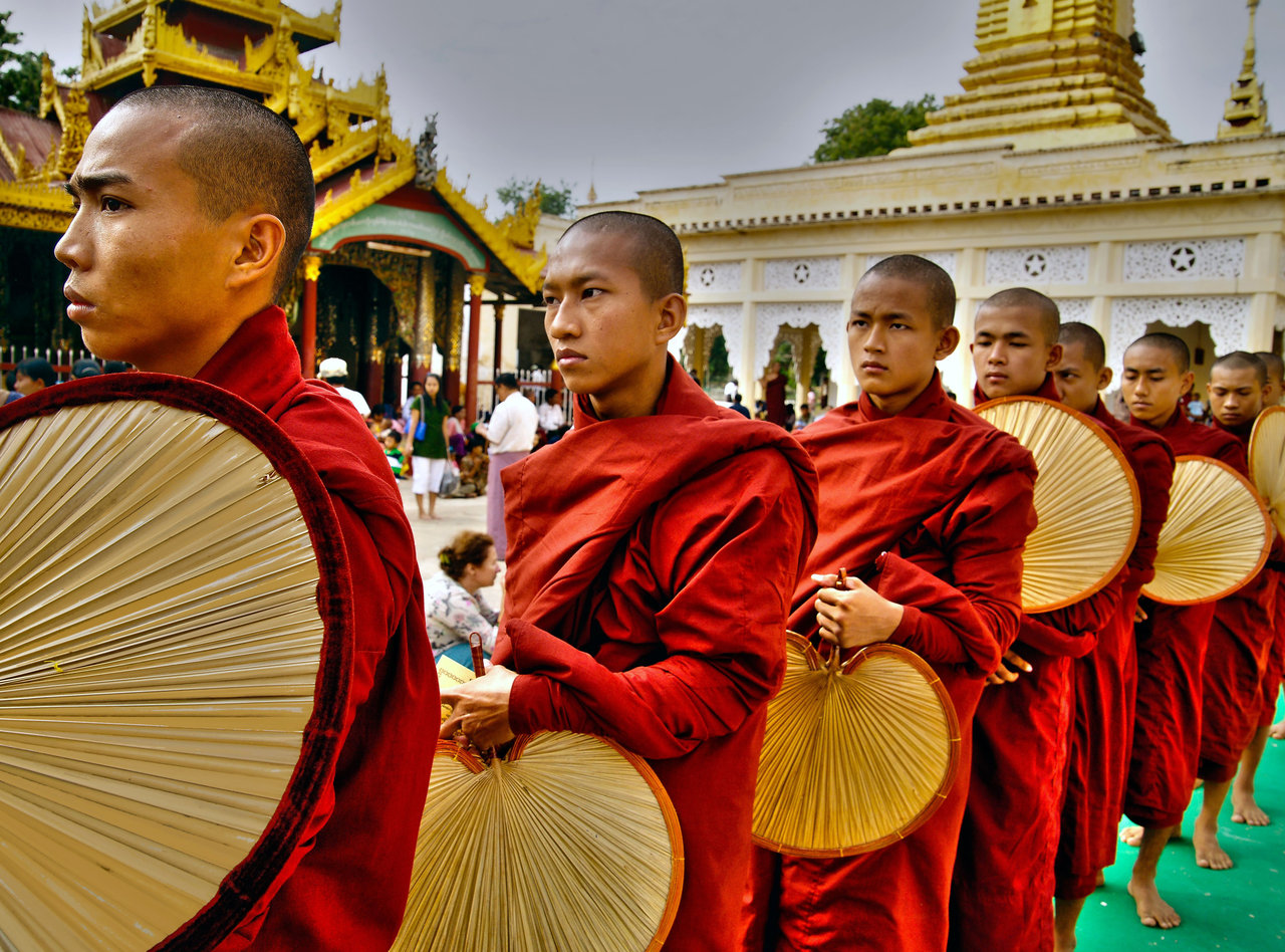 Что такое буддисты. Тхеравада-хинаяна. Буддизм Тхеравада /хинаяна Будда. Буддийский монах Тхеравада. Тхеравада и махаяна.